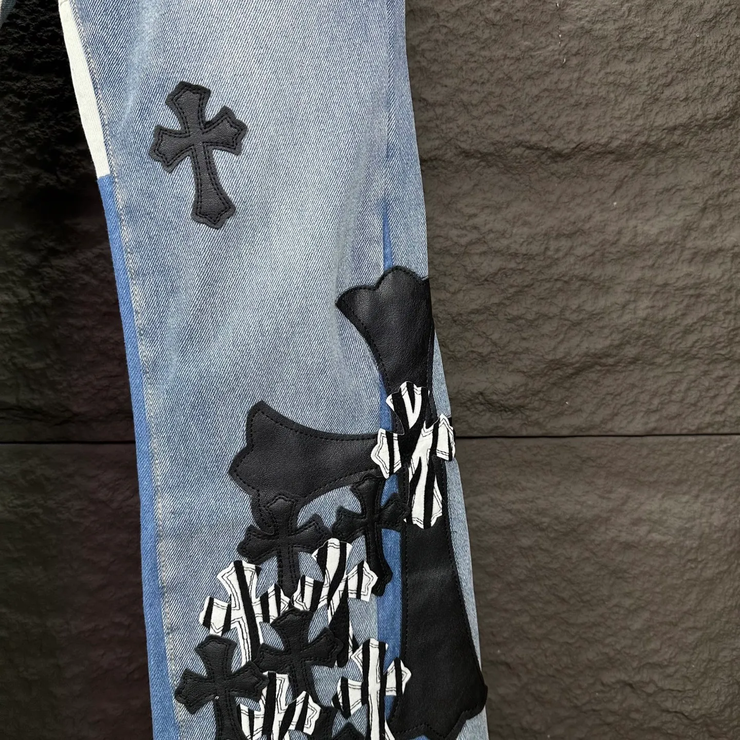 P290 GALLERY DEPT. & Croixin co-branded 2025 new limited-edition zebra print black large cross leather couple's bootcut jeans 🔥High version🔥High version🔥 Top ceiling quality Styles with different washed textures are very friendly to people with thin legs and thick legs. The bootcut version is very flattering. Moderate length that never goes out of style, easy to match with casually, basic styling for various styles, a must-have in the wardrobe! The fabric is stiff but also makes the upper body soft without losing texture. The washing process is even more perfect. It is a must-have item for everyone! ! ! Washed wheat, hang tag, pants label, three complete labels, color: blue, size: 28, 30, 32, 34, 36 (five sizes)